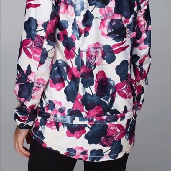 Lululemon misty miss jacket-size 4 windbreaker/rain shell - Picture 12 of 13